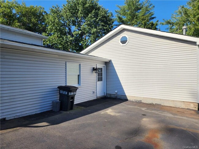 373 Ehrhardt Rd-Unit -1 in Pearl River, NY - Foto de edificio - Building Photo