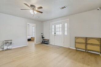 107 S Crawford St in Denton, TX - Foto de edificio - Building Photo