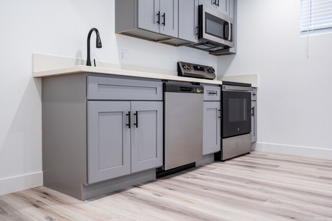 994 Valencia St, Unit 108 in Costa Mesa, CA - Building Photo - Building Photo