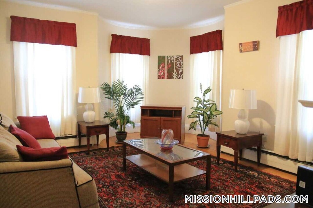 123-125 Hillside St., Unit 1 in Boston, MA - Building Photo