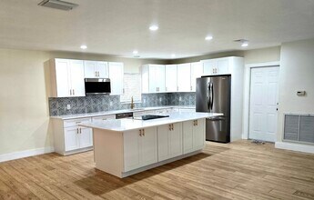 401 N Bryan Cir in Brandon, FL - Building Photo - Building Photo