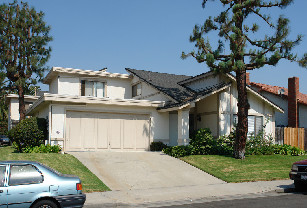 Harbor Bluffs Apartments in Huntington Beach, CA - Building Photo