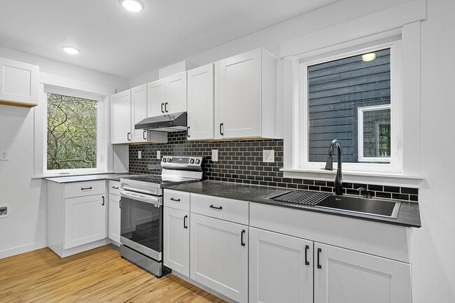 Stylish Portsmouth apartment by dining, pa in Portland, OR - Building Photo - Building Photo