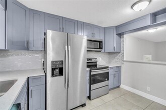 4760 Lucerne Lakes Blvd W in Greenacres, FL - Foto de edificio - Building Photo