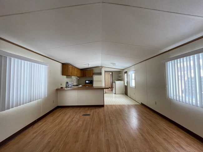 7323 Academy St, Unit 7323 in Whitney Point, NY - Foto de edificio - Building Photo