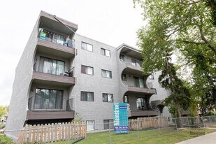 Washington Court in Edmonton, AB - Building Photo