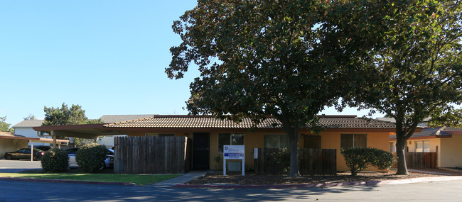 Pine Meadows Apartments in Modesto, CA - Foto de edificio - Building Photo