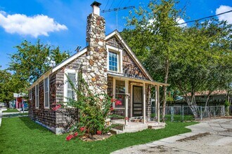 2610 N Zarzamora St in San Antonio, TX - Building Photo - Building Photo