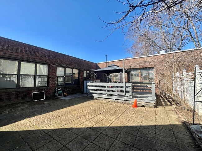 53 Bow St, Unit 1 in Somerville, MA - Foto de edificio - Building Photo