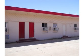 912 West Second Street Apartments in Winslow, AZ - Building Photo - Building Photo