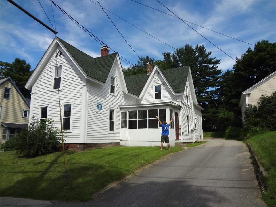 63 Langdon St in Plymouth, NH - Foto de edificio