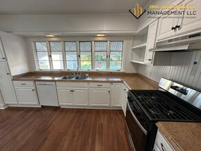 166 Irving St in Fall River, MA - Building Photo - Building Photo