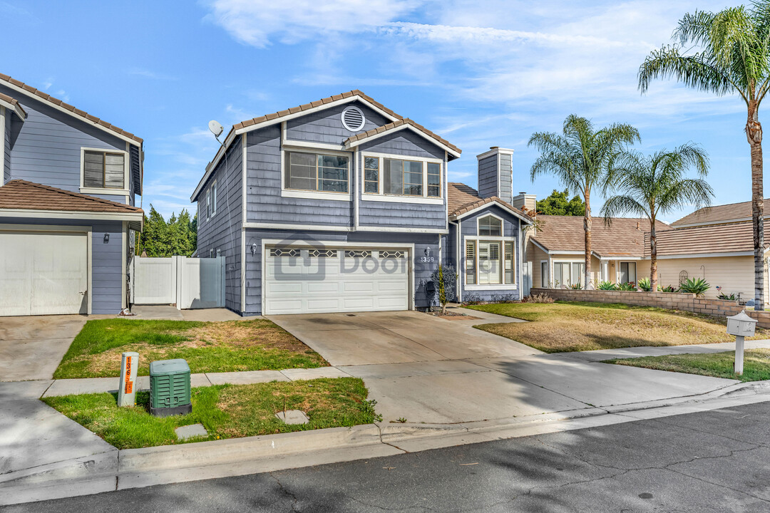 1359 Kroonen Dr in Corona, CA - Foto de edificio