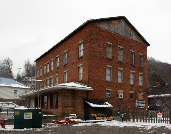 106 Justice St in Logan, WV - Foto de edificio - Building Photo