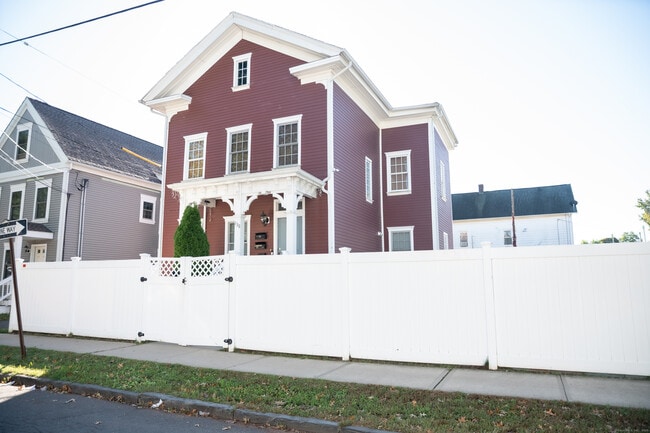 138 Putnam St