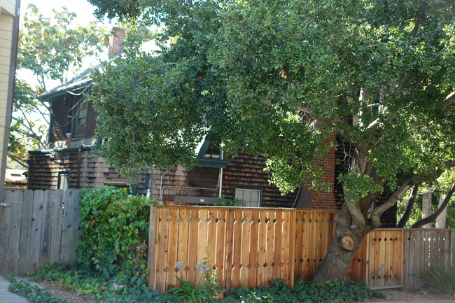 3900 Cerrito Ave in Oakland, CA - Foto de edificio - Building Photo