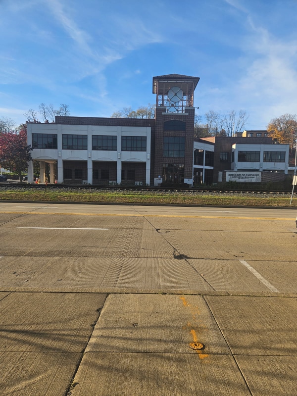 325 W Main St in Carnegie, PA - Building Photo - Building Photo