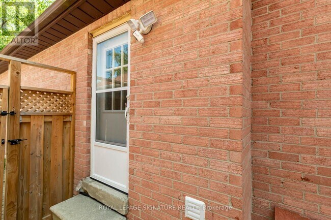 30 Larratt Ln in Richmond Hill, ON - Building Photo - Building Photo