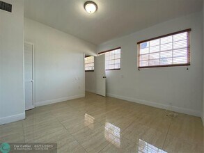 2250 NW 103rd St-Unit -B in Miami, FL - Building Photo - Building Photo