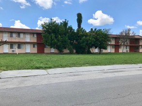 Madison Apartments in Hollywood, FL - Building Photo - Building Photo