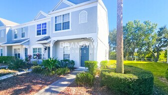 2462 Lake Woodberry Cir in Brandon, FL - Building Photo