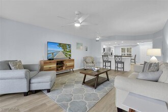 9101 Vanderbilt Dr in Naples, FL - Building Photo - Building Photo