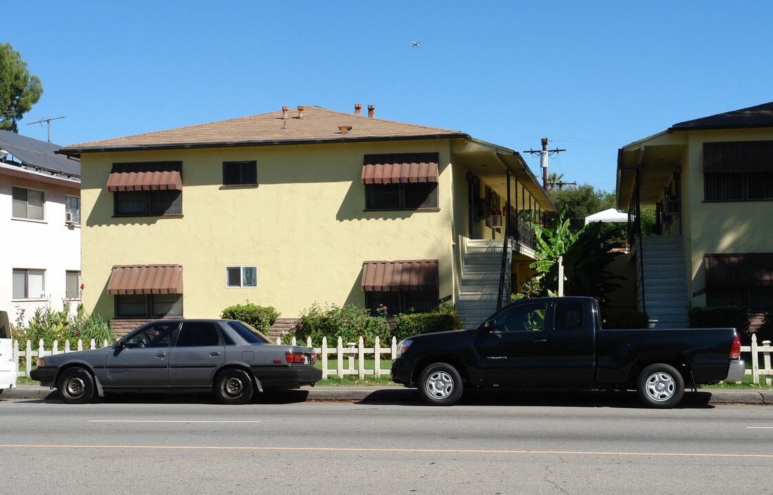 4926 Woodman Ave in Sherman Oaks, CA - Building Photo