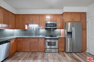 128 Orange Ct in Monrovia, CA - Foto de edificio - Building Photo