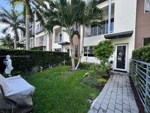 1045 NE 18th Ave, Unit #105 in Fort Lauderdale, FL - Building Photo - Building Photo