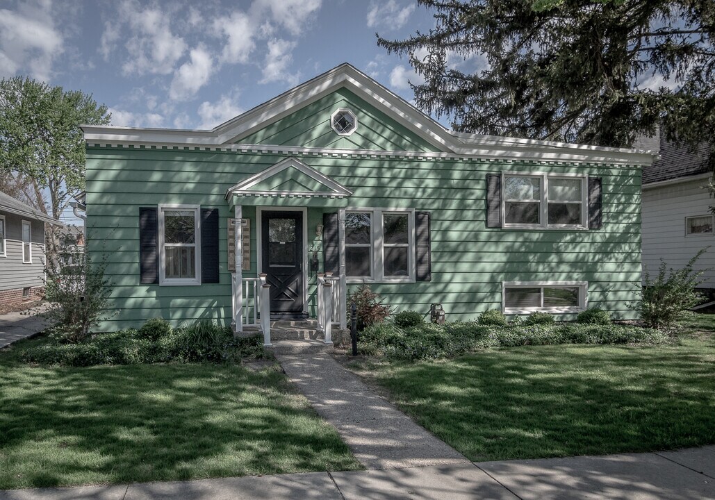 215 W John St Photo