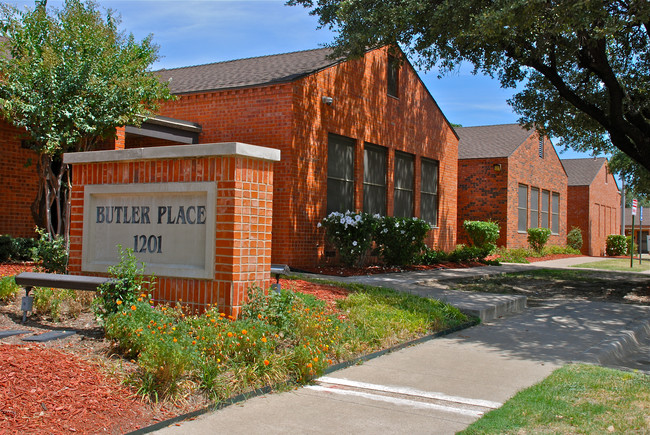 Butler Place Apartments in Fort Worth, TX - Building Photo - Building Photo