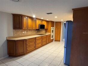 8320 Sanden Dr in Wesley Chapel, FL - Foto de edificio - Building Photo