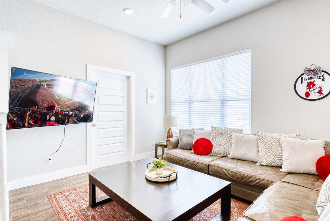 909 W Eagle St in Fayetteville, AR - Foto de edificio