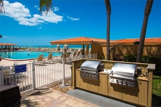 880 Mandalay Ave in Clearwater, FL - Building Photo - Building Photo