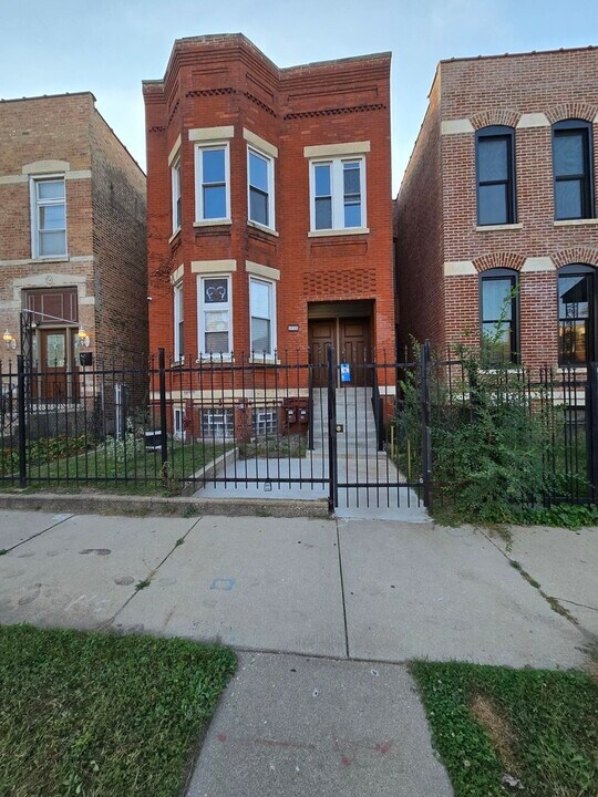 3732 S Calumet Ave in Chicago, IL - Building Photo