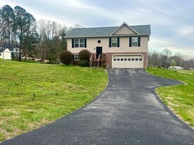 120 Meadowlark Drive in Jonesborough, TN - Building Photo
