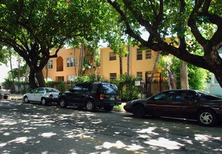 SOUTH BEACH APARTMENT BUILDING in Miami Beach, FL - Foto de edificio - Building Photo