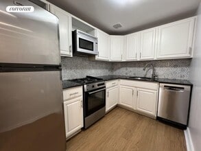 25 W 70th St in New York, NY - Building Photo - Building Photo