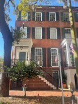 31 E Jones St in Savannah, GA - Building Photo