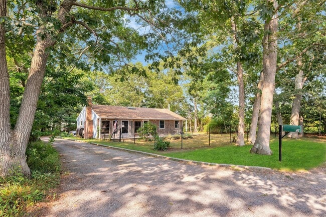 2 Fairview St in Westhampton, NY - Building Photo - Building Photo