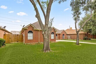 10215 Hedge Way Dr in Houston, TX - Building Photo - Building Photo