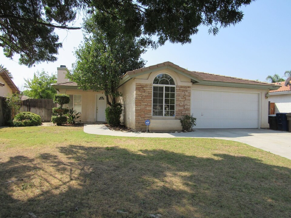 5627 Pine Canyon Dr in Bakersfield, CA - Building Photo