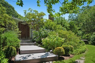 6 Randall Rd in Southampton, NY - Building Photo