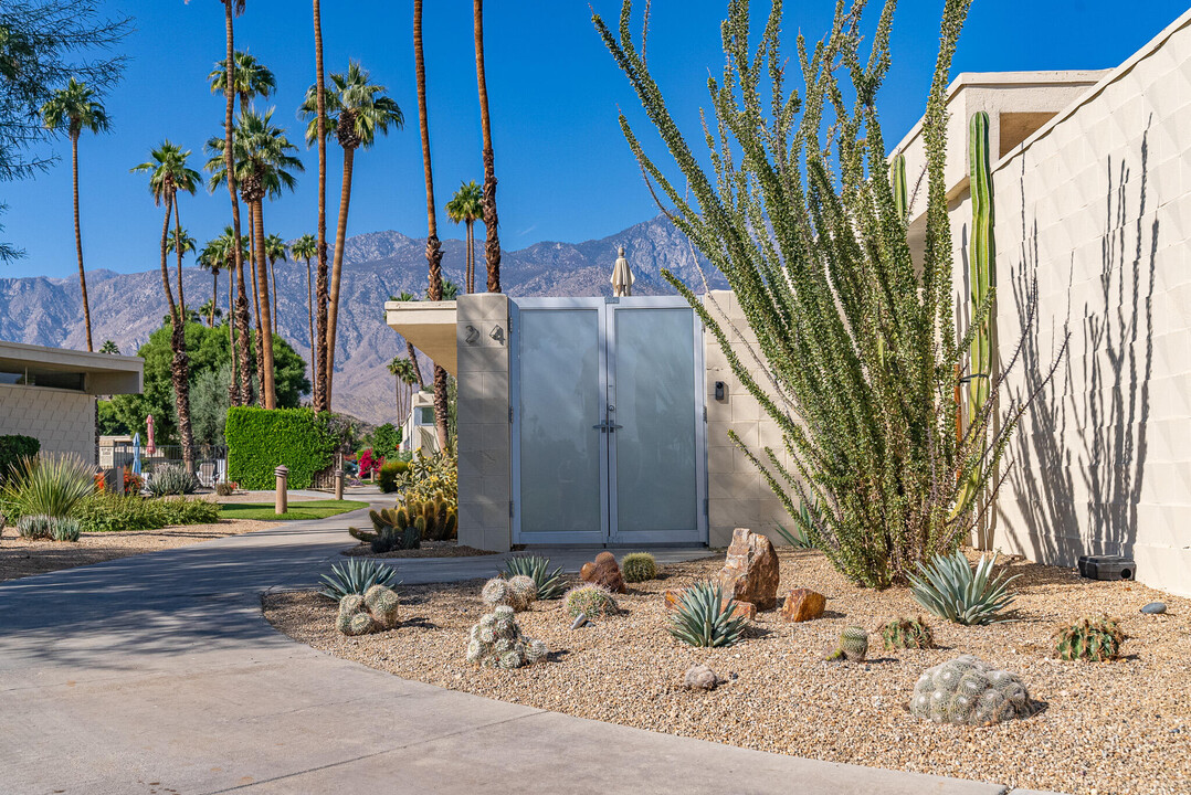 24 Desert Lakes Dr in Palm Springs, CA - Foto de edificio