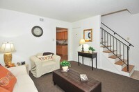 Building Photo - Eleven Oaks Apartamentos in Louisville, Kentucky