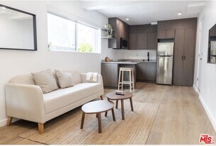 923 N Mariposa Ave in Los Angeles, CA - Building Photo