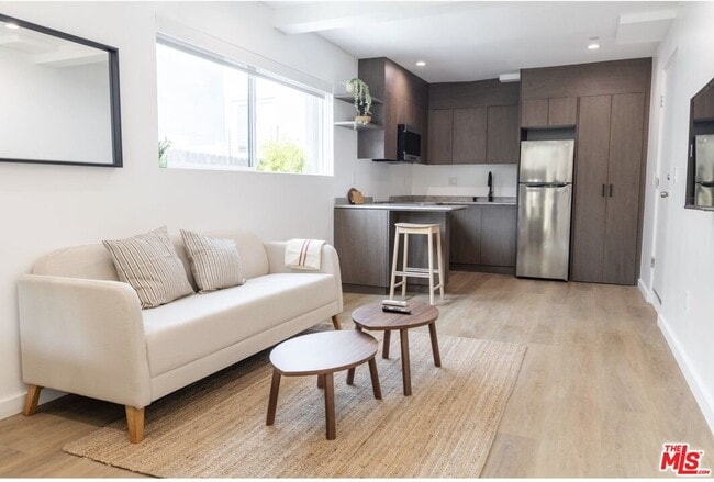 property at 923 N Mariposa Ave