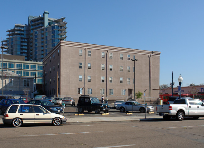 Trolley Court in San Diego, CA - Foto de edificio - Building Photo