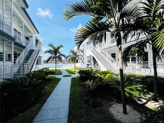 960 Bay Dr in Miami Beach, FL - Building Photo - Building Photo