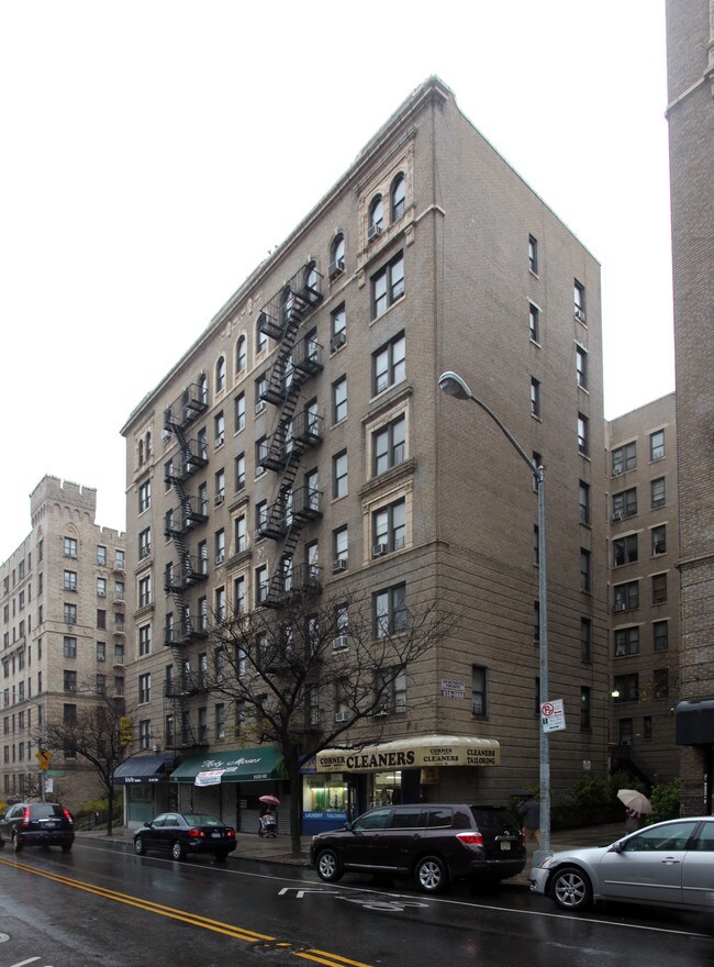 815-819 W 181st St in New York, NY - Foto de edificio - Building Photo